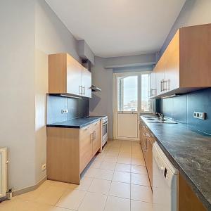 Bel-Air : Appartement 2 chambres rénové + terrasse + parking