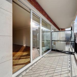 Bel-Air : Appartement 2 chambres rénové + terrasse + parking