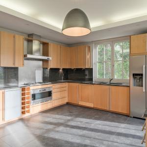 Leo Errera - Villa de 670 m² bruts, jardin & prof. libérale.