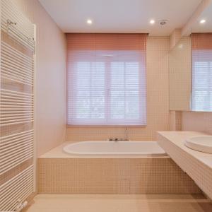 Leo Errera - Villa de 670 m² bruts, jardin & prof. libérale.