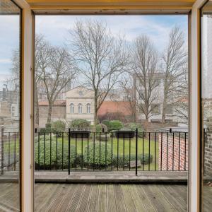 Botanique: Appartement de charme terrasse parking jardin