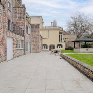 Botanique: Appartement de charme terrasse parking jardin