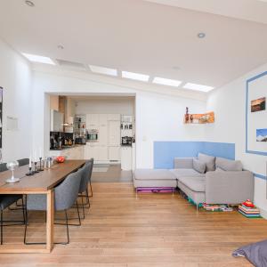 Quartier EU, maison rénovée 6ch + maison arrière + garage