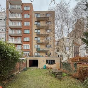 Molière/C. Meunier : rez 100m², 2 ch, terr 13m² + jard 165m²