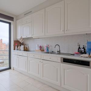 Molière/C. Meunier : rez 100m², 2 ch, terr 13m² + jard 165m²