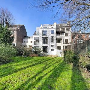 Châtelain/Stéphanie : Triplex meublé 3 chambres avec jardin 