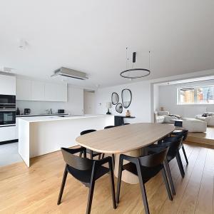 Cinquantenaire : Superbe duplex penthouse meublé + terrasse