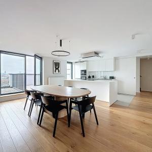 Cinquantenaire : Superbe duplex penthouse meublé + terrasse