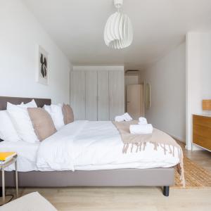 Cinquantenaire: bel appartement rénové 127m² terr, pk