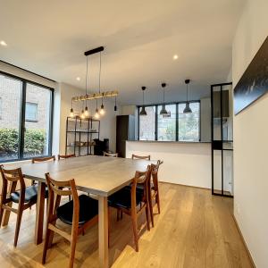 Lumineuse villa contemporaine ± 240m² avec jardin et garage