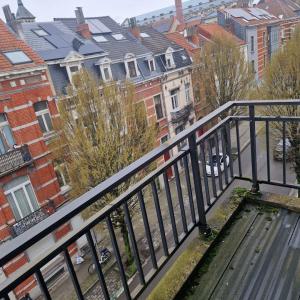 SOUS OPTION Cinquantenaire: bel appartement rénové 127m² terr, pk