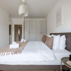 Cinquantenaire: bel appartement rénové 127m² terr, pk