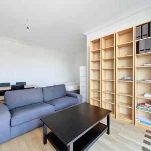 Place Stéphanie : Beau studio meublé + terrasse