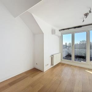 Pl. Vanderkindere : Lumineux triplex penthouse + terrasse