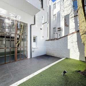 Chatelain : Beau rez-de-chaussée avec jardin !