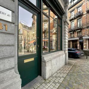 Au cœur du Sablon : Rez commercial remis à neuf