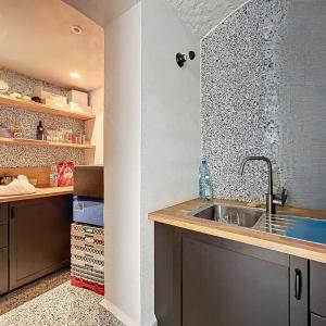 Au cœur du Sablon : Rez commercial remis à neuf