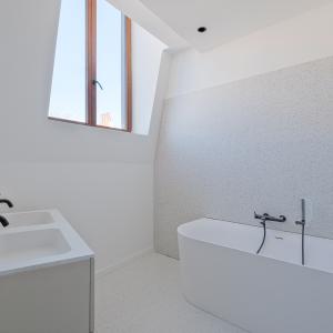 Stephanie/Toison d'or, penthouse rénové ±120m² 3ch terr 17m²