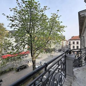 Lepoutre / Pl. Brugmann : Somptueux appartement remis à neuf