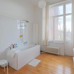 Lumineuse maison bourgeoise, 12 chambres, terrasse & jardin.