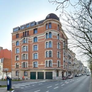 Vanderkindere : Appartement de caractère ± 225 m² bruts.