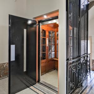 Vanderkindere : Appartement de caractère ± 225 m² bruts.