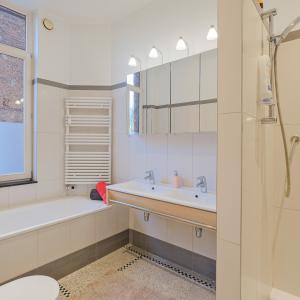 Vanderkindere : Appartement de caractère ± 225 m² bruts.