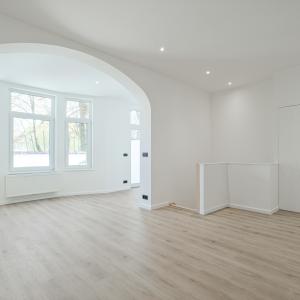 Lepoutre: Magnifique duplex rénové 2 chambres, bureau + cour