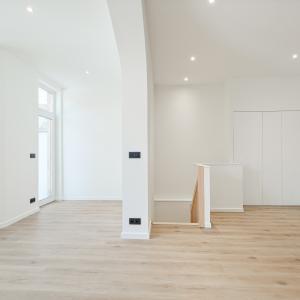 Lepoutre: Magnifique duplex rénové 2 chambres, bureau + cour