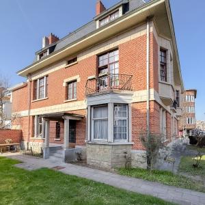 Magnifique Hôtel de maître de ± 600 m², jardin et garage.