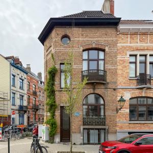 Cinquantenaire: maison rénovée terrasse 3ch., bur., dressing