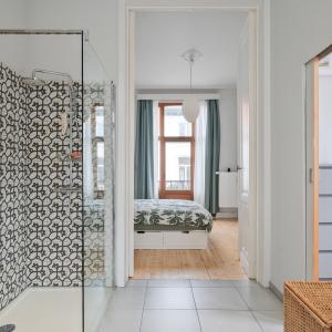 Cinquantenaire: maison rénovée terrasse 3ch., bur., dressing