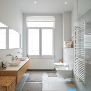 Cinquantenaire: maison rénovée terrasse 3ch., bur., dressing