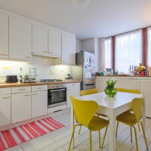 Cinquantenaire: maison rénovée terrasse 3ch., bur., dressing