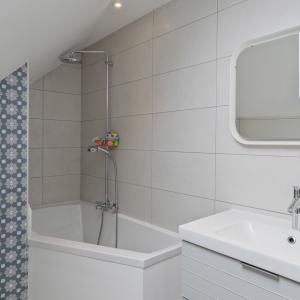 Cinquantenaire: maison rénovée terrasse 3ch., bur., dressing