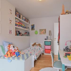 Cinquantenaire: maison rénovée terrasse 3ch., bur., dressing