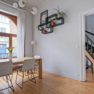 Cinquantenaire: maison rénovée terrasse 3ch., bur., dressing