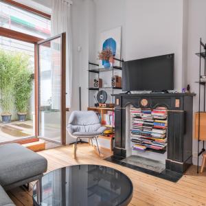 Cinquantenaire: maison rénovée terrasse 3ch., bur., dressing