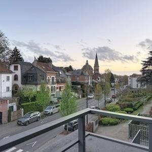 Place Saint-Job : Bel appartement moderne + terrasse