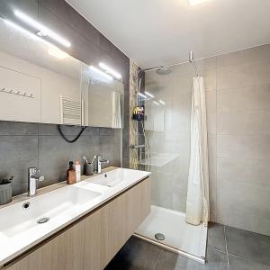 Place Saint-Job : Bel appartement moderne + terrasse