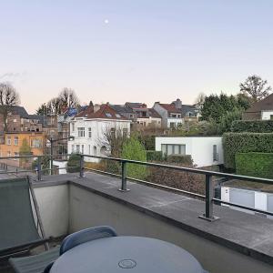 Place Saint-Job : Bel appartement moderne + terrasse