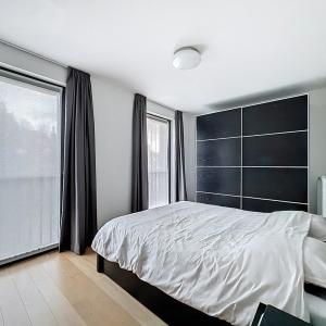 Place Saint-Job : Bel appartement moderne + terrasse