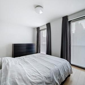 Place Saint-Job : Bel appartement moderne + terrasse