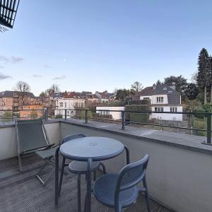 Place Saint-Job : Bel appartement moderne + terrasse