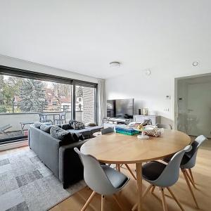 Place Saint-Job : Bel appartement moderne + terrasse