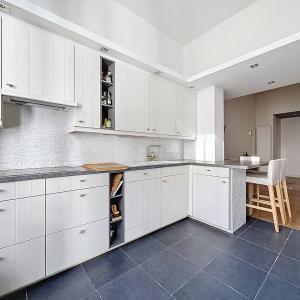 Chatelain : Beau rez-de-chaussée avec jardin !