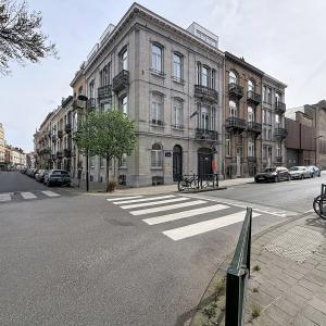 Pl. Brugmann/Lepoutre : Superbe appartement rez-de-chaussée 