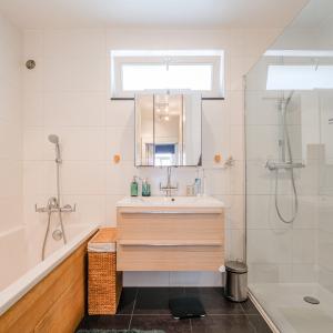 Quartier EU, maison rénovée 6ch + maison arrière + garage