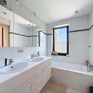 Lycée Français : Magnifique duplex rdc avec jardin + parking