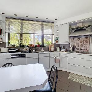 Lycée Français : Magnifique duplex rdc avec jardin + parking